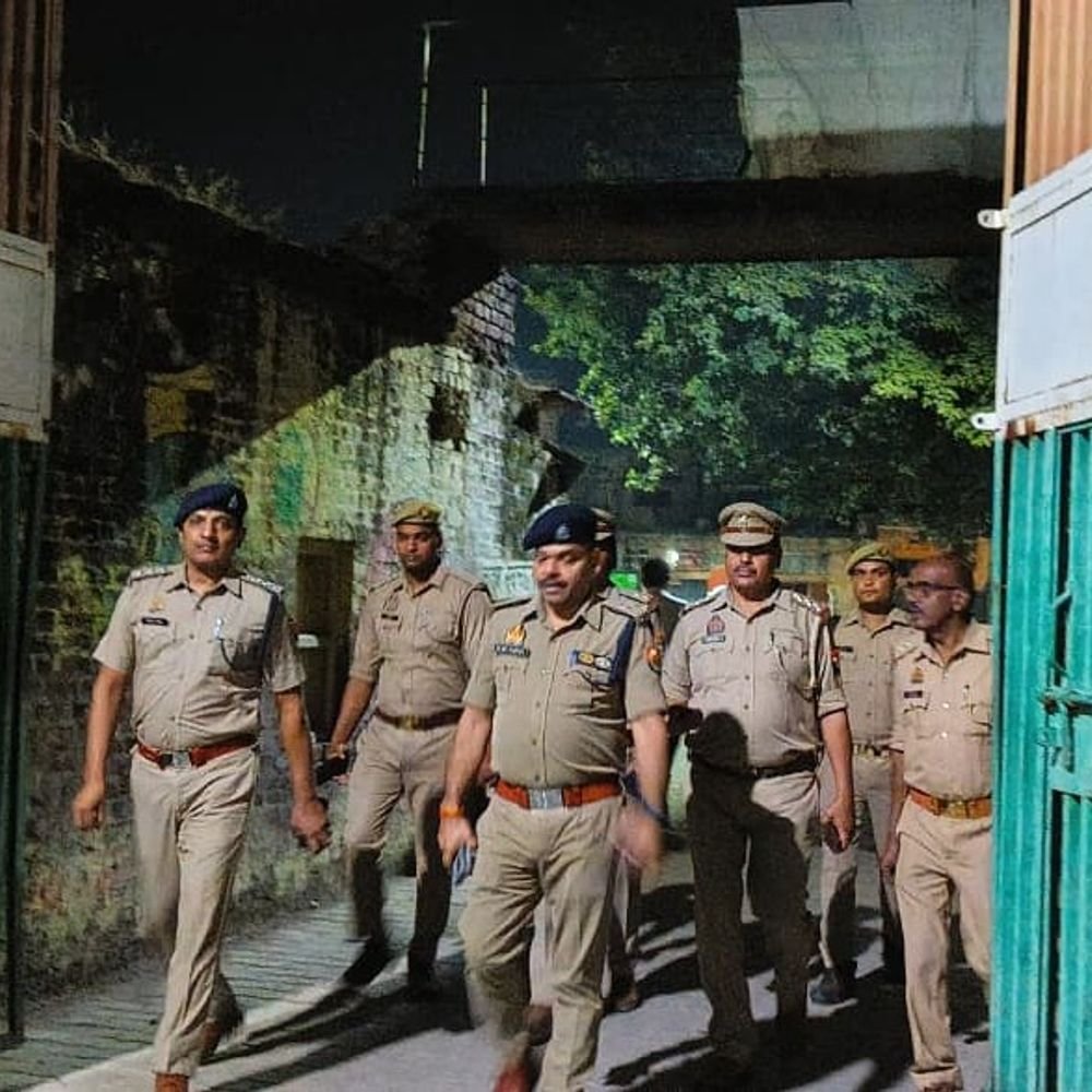 पुलिस ने शिक्षक निर्वाचन के मतदान केंद्रों का निरीक्षण किया:सुरक्षा व्यवस्था परखी और पैदल गश्त कर पुलिसकर्मियों को दिए जरूरी निर्देश