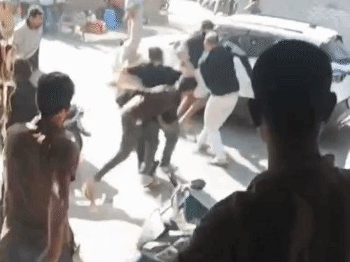 मुजफ्फरनगर के शिव चौक पर दुकानदारों में मारपीट:पथराव की भी बात; पुलिस ने दोनों पक्षों के 11 लोगों को हिरासत में लिया