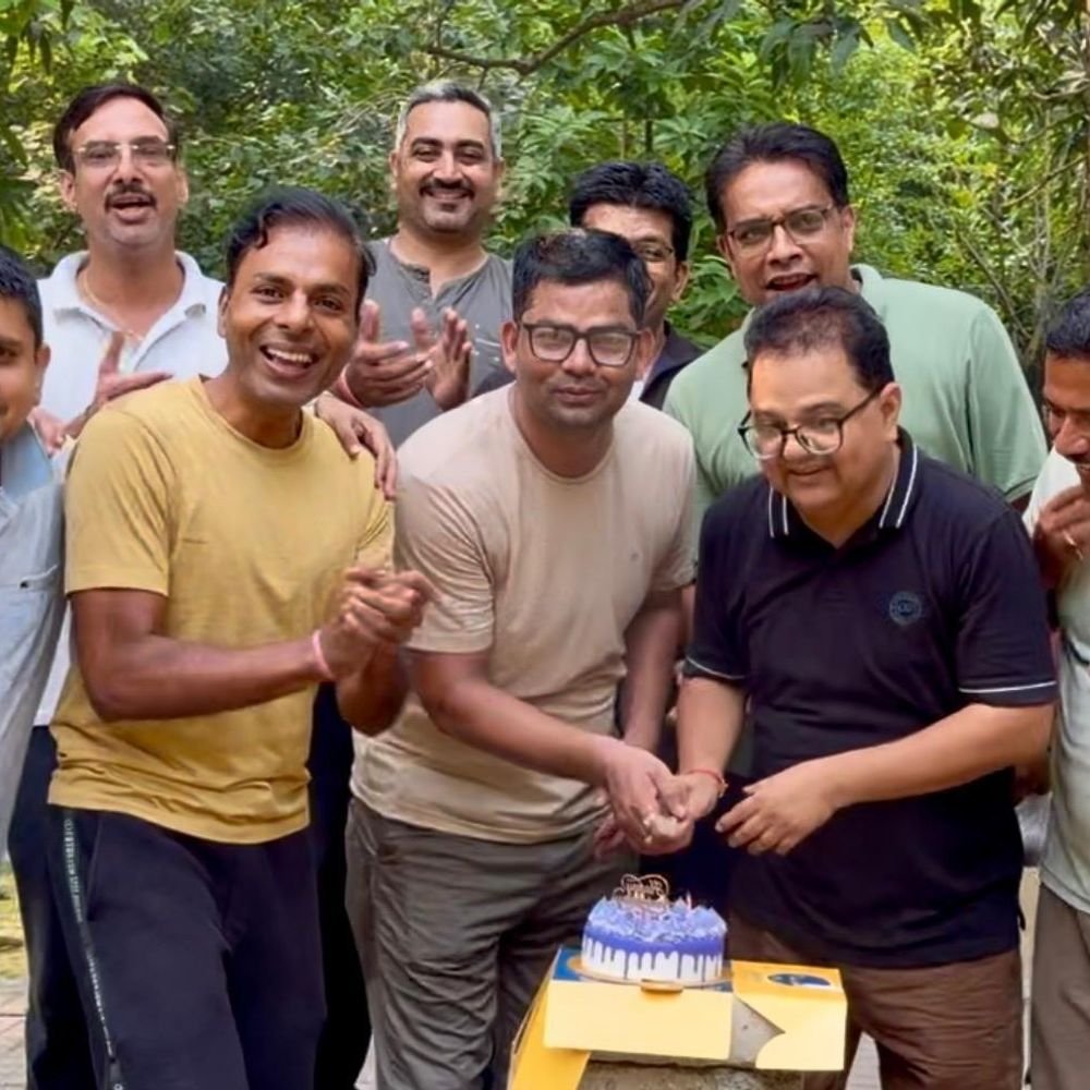 बरेली में क्रिकेट क्लब वर्षगांठ मनाई:गांधी उद्यान में सदस्यों ने केक काटकर मनाया जश्न