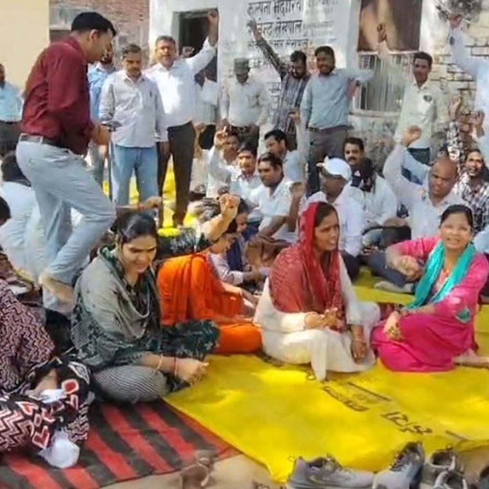 एटा में लेखपालों ने किया प्रदर्शन:17 अक्टूबर से कार्य बहिष्कार की चेतावनी, 2800 ग्रेड पे समेत 7 मांगें उठाईं