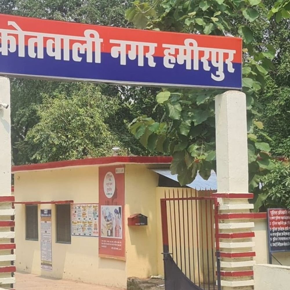 हमीरपुर में 3 युवकों ने बीच सड़क पर की पिटाई:45 साल का अधेड़ हुआ घायल, अस्पताल में कराया गया भर्ती