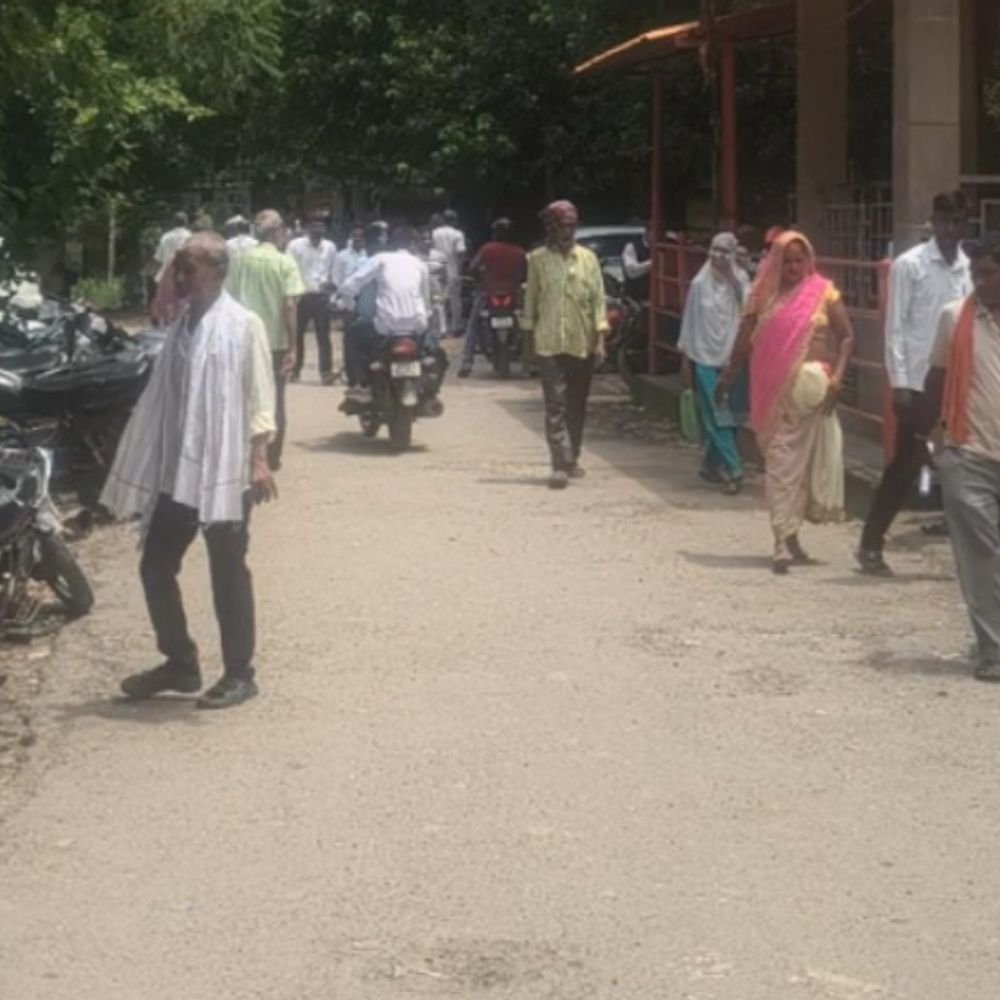 चाय की दुकान पर युवक से मारपीट, सिर पर धारदार:आंखों में मिर्ची पाउडर भी डाला; दो आरोपियों पर केस दर्ज, जांच शुरू