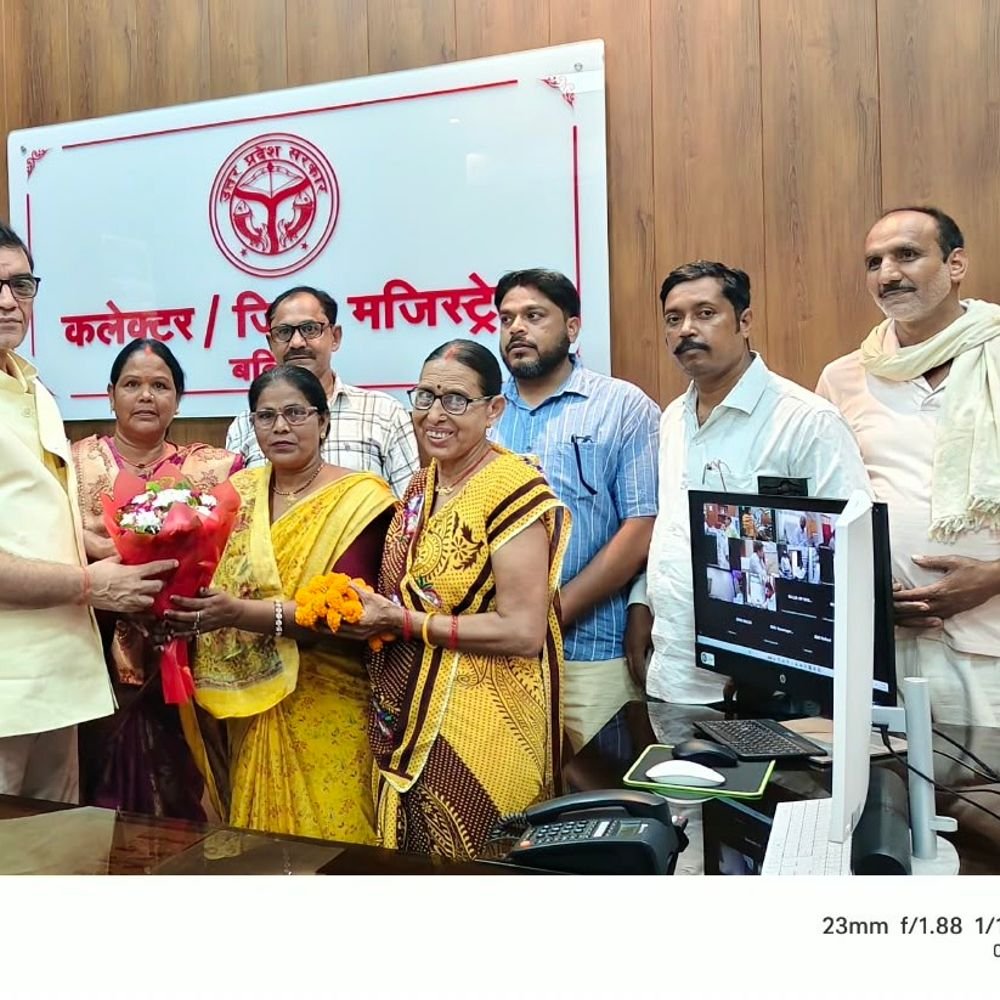 बलिया के नवागत जिलाधिकारी से मुलाकात:कर्मचारी महासंघ प्रतिनिधिमंडल ने किया स्वागत, विभिन्न विषयों पर हुई संयुक्त चर्चा
