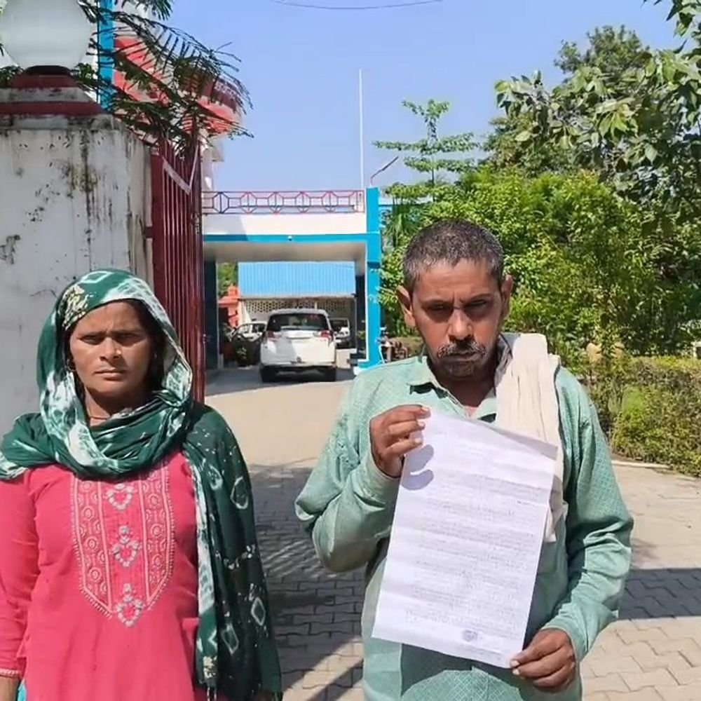 महिला ने जमीन पर कब्जे, मारपीट का आरोप लगाया:एसपी से न्याय की गुहार, आरोपियों पर गाली-गलौज और कपड़े फाड़ने का भी आरोप