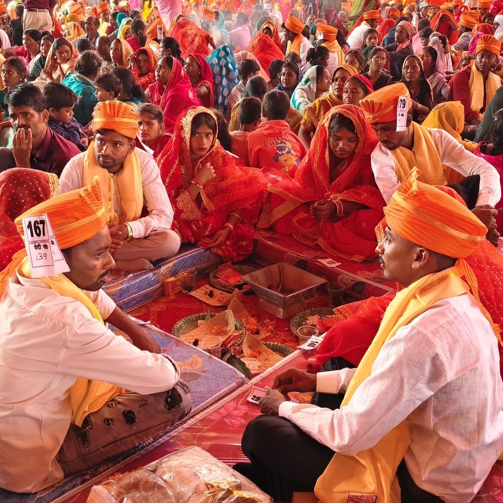 सोनभद्र में 225 जोड़ों ने किया सामूहिक विवाह:वाल्मीकि जयंती पर 216 हिंदू जोड़ों ने लिए फेरे, 9 मुस्लिम जोड़ों का निकाह