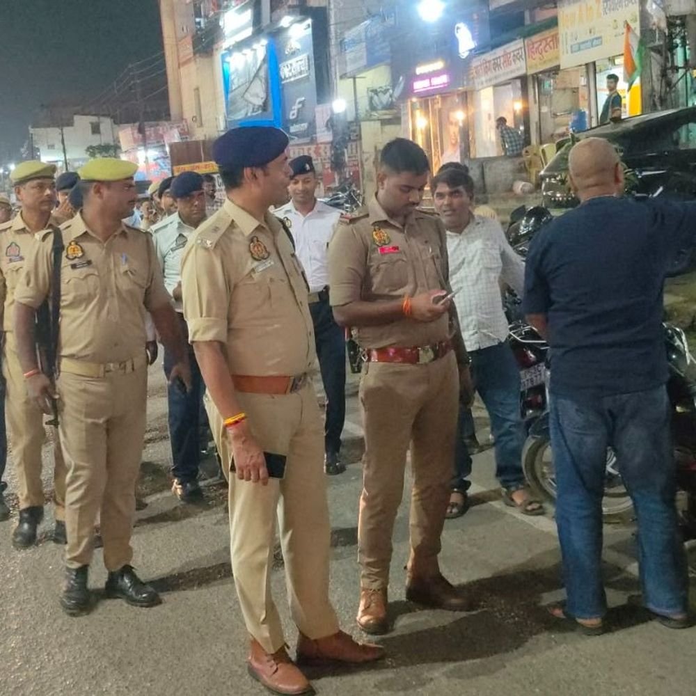गोरखपुर में नो-पार्किंग पर सख्ती:मोहद्दीपुर से ओरियन मॉल तक चला अभियान; सड़क पर खड़ी 10 गाड़ियों पर लगा व्हील क्लैंप