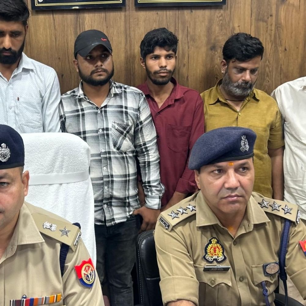 संभल में साइबर फ्रॉड नेटवर्क का खुलासा:पेट्रोल पंप के खाते में डलवाते थे फ्रॉड का पैसा, 2% कमीशन लेकर देते थे कैश, सेल्समैन समेत 5 गिरफ्तार