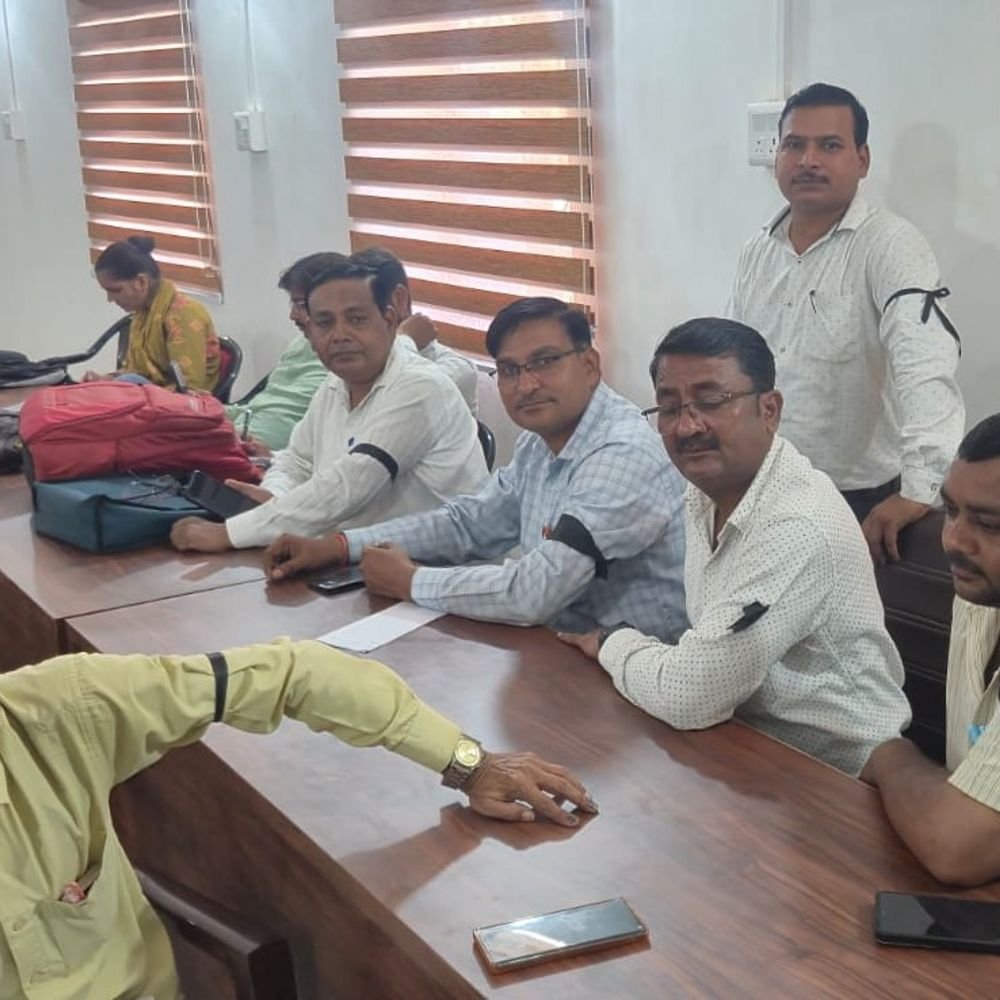 लेखपालों का 8 सूत्रीय मांगों को लेकर विरोध प्रदर्शन:मैनपुरी में मांगें पूरी न होने पर 17 अक्टूबर से करेंगे पूर्ण कार्य बहिष्कार