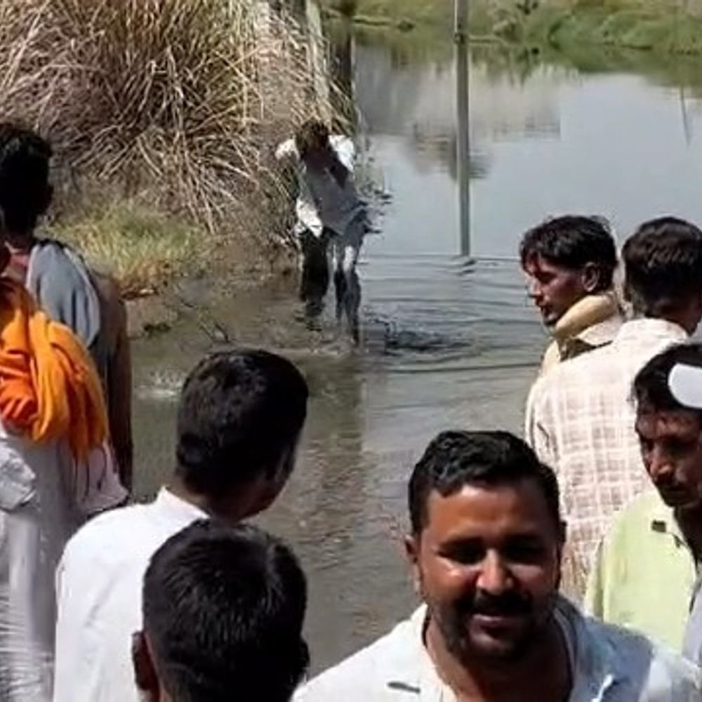दतिया में विधायक के सामने कीचड़ को लेकर विरोध:मेघश्याम सिंह के काफिले के सामने जताया गुस्सा, 3 करोड़ के काम का ऐलान