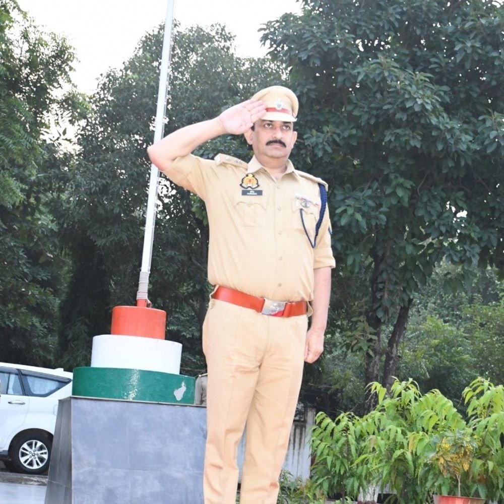 बागपत एसपी ने परेड की सलामी ली:पुलिसकर्मियों को अनुशासन और कार्यक्षमता बढ़ाने के निर्देश दिए, व्यवस्थाओं का भी जायजा लिया
