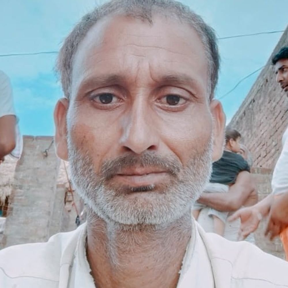 अज्ञात वाहन की टक्कर से बाइक सवार की मौत:औरैया में दवा लेने बाजार जाते समय हादसा, पत्नी और दो बच्चों के साथ रहते थे