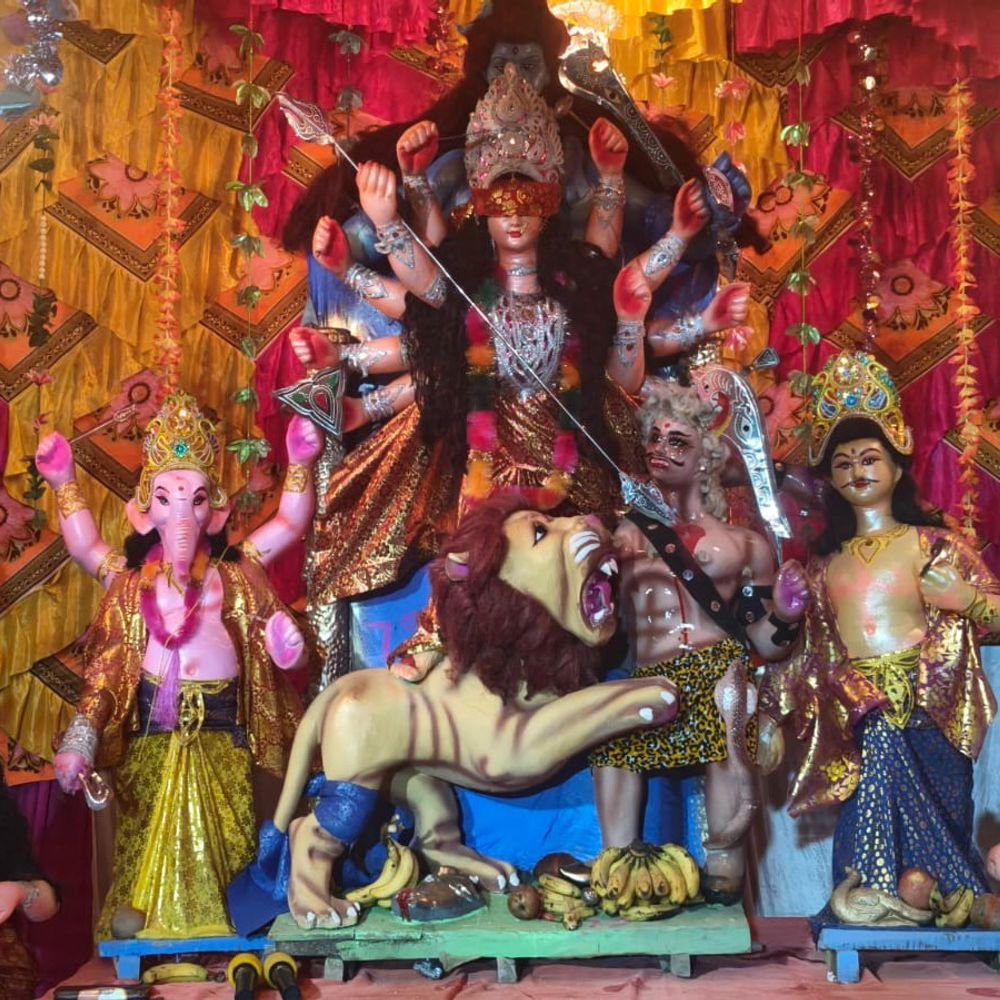 श्रावस्ती में शारदीय नवरात्र शुरू, मां शैलपुत्री की पूजा:पंडालों में उमड़े श्रद्धालु, देर शाम तक प्रतिमाएं स्थापित; कई जगह खोली गईं आंखों की पट्टियां