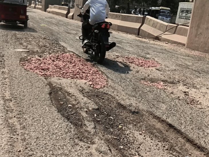 आगरा की मुख्य सड़क MG रोड बदहाल:हिचकोले खा रहे वाहन, नगर निगम के सामने भी हो रहे गड्ढे