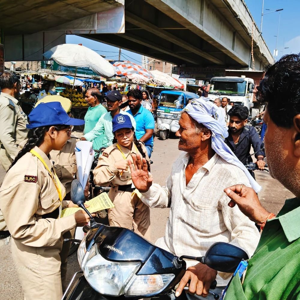 नवरात्रि में मिशन शक्ति का जागरूकता अभियान:घाटमपुर में छात्राओं को ट्रैफिक ट्रेनिंग, दारोगा नेहा ने महिलाओं को बांटे पंपलेट