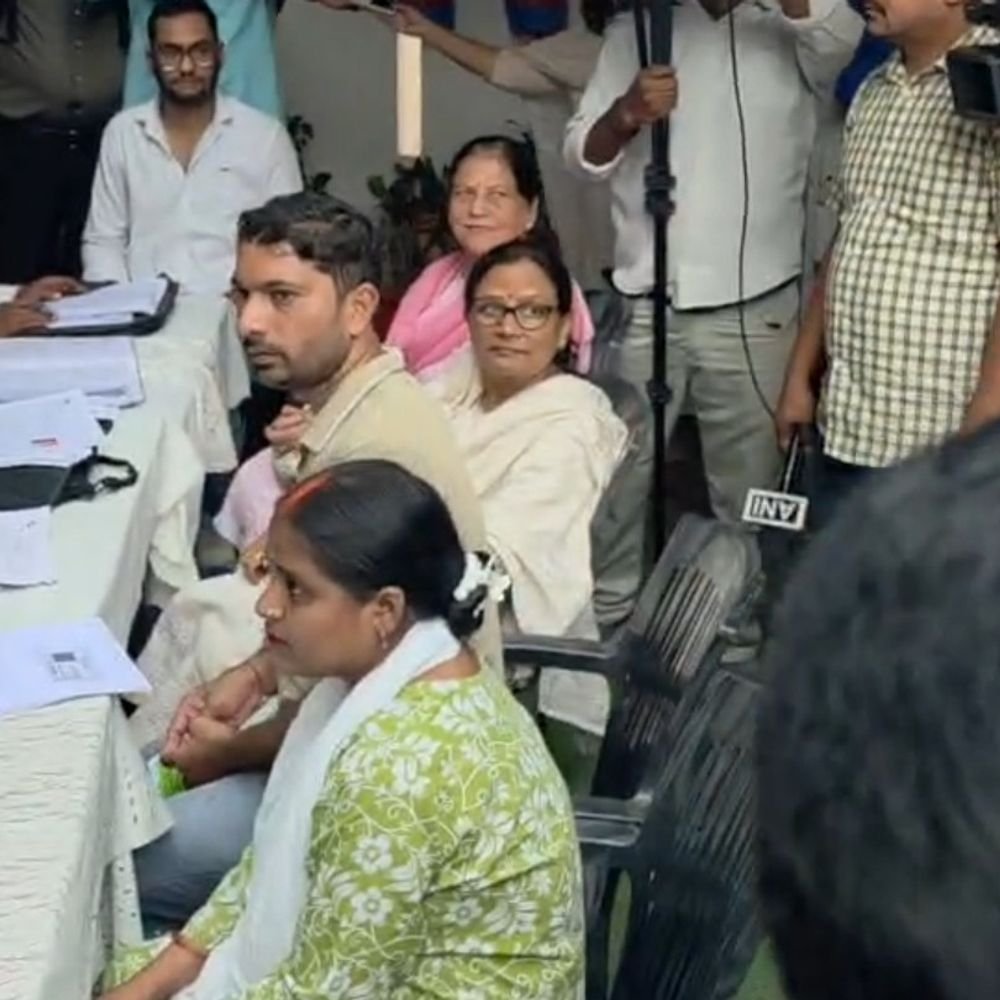 मतदाता विशेष अभियान में केंद्रों पर पहुंचे मतदाता:मुख्य निर्वाचन अधिकारी नवदीप रिणवा ने लखनऊ में बीएलओ और मतदाताओं से की बातचीत, अभियान की व्यवस्थाओं की ली जानकारी