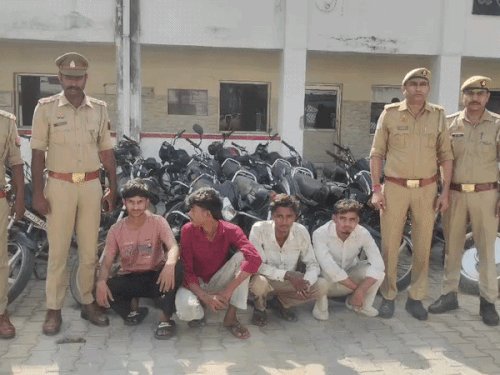 खंडहर में छिपाते थे चोरी की बाइक, 17 बरामद:अंतर्जनपदीय वाहन चोर गिरोह का पर्दाफाश, खतौली और देवबंद के वाहन भी बरामद, चार गिरफ्तार
