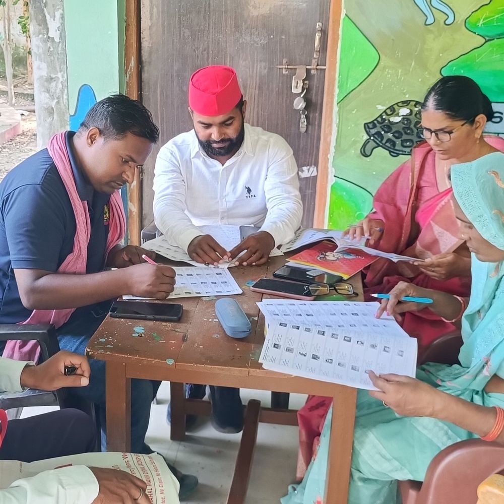 जौनपुर में मतदाता सूची पुनरीक्षण अभियान:लोगों से बूथ पर पहुंचकर सूची में नाम जांचने की अपील की