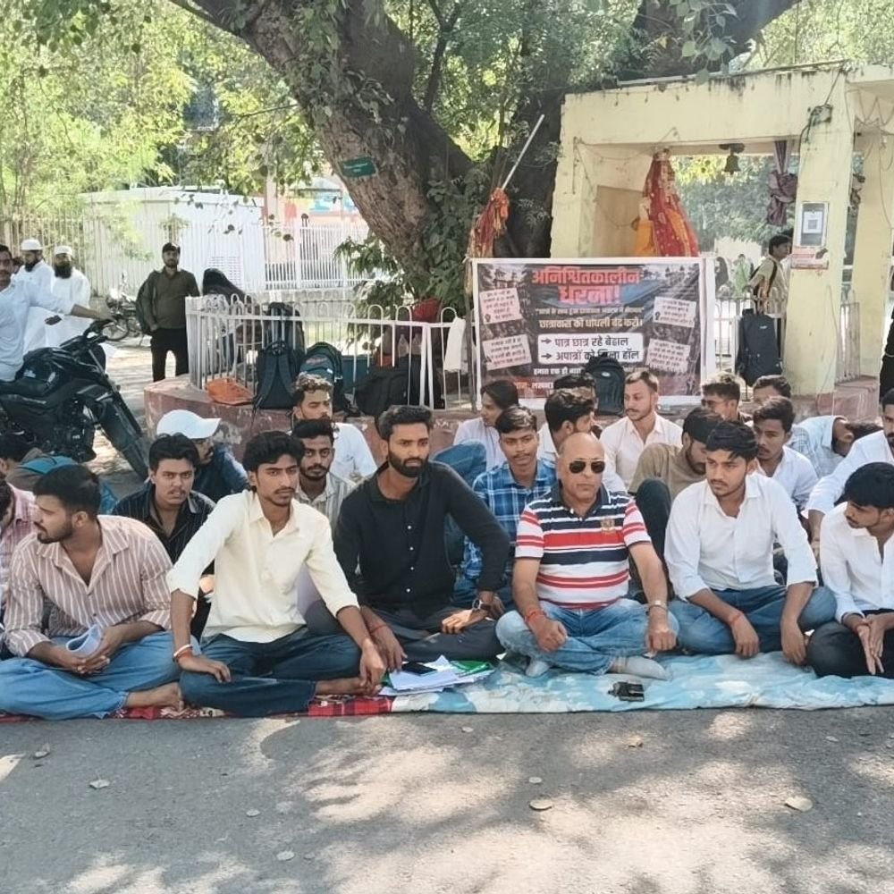 LU में धरनारत एक और छात्र की बिगड़ी तबीयत:हॉस्टल आवंटन का 13 दिन से कर रहे विरोध, पूर्व छात्रसंघ अध्यक्ष ने भी दिया समर्थन