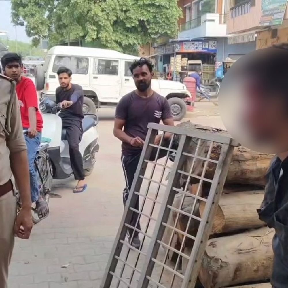 मुजफ्फरनगर में शराब के नशे में दो युवकों में मारपीट:सड़क पर जमकर चले लात-घूंसे, एक बेहोश, दोनों अस्पताल पहुंचे