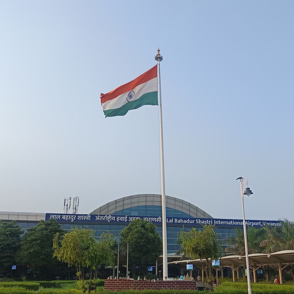 वाराणसी में तेज आंधी से 3 विमान लखनऊ डायवर्ट:एयरपोर्ट पर दृश्यता कम हुई, लैंडिंग नहीं हो सकी; दो बेंगलुरु व एक हैदराबाद से आई थी फ्लाइट