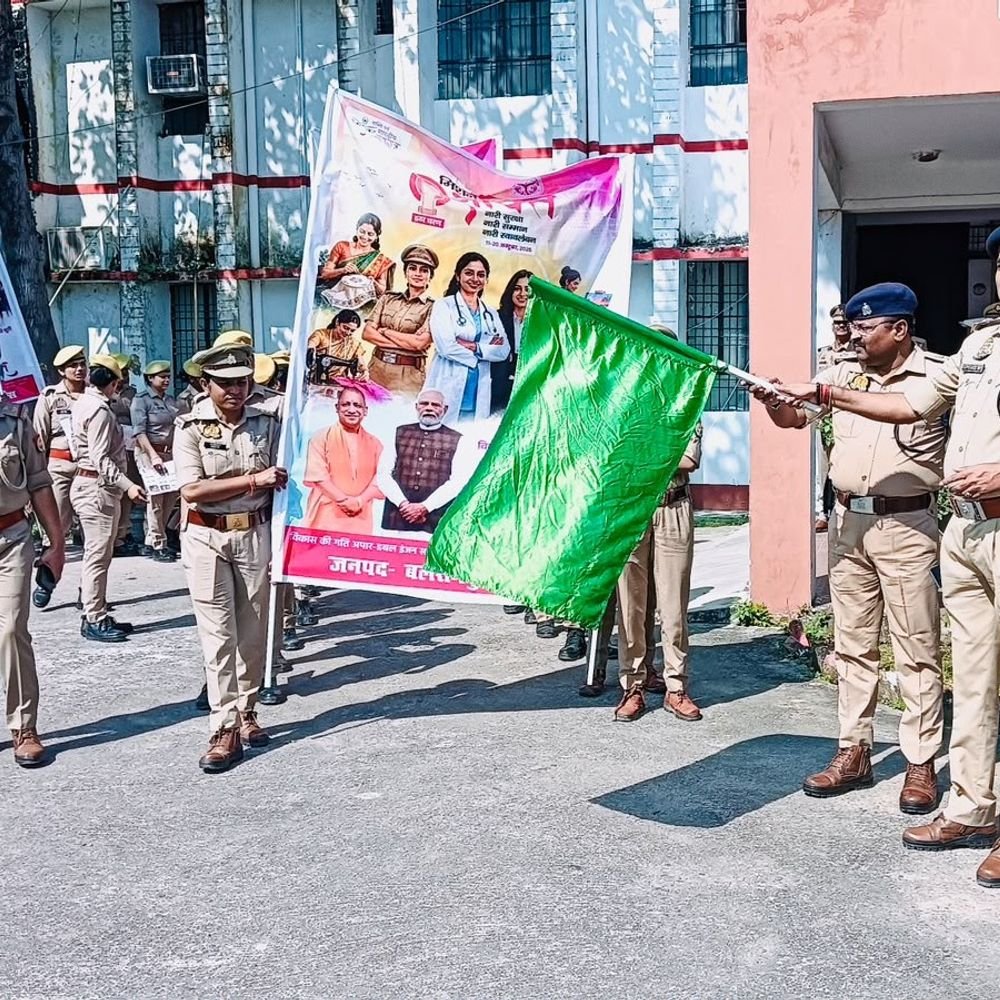 बलरामपुर में महिला सुरक्षा के लिए पुलिस की जागरूकता रैली:एसपी मार्तण्ड प्रकाश सिंह ने हरी झंडी दिखाकर किया रवाना, मिशन शक्ति अभियान शुरू