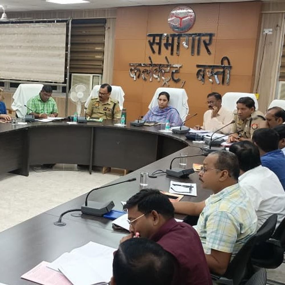 बस्ती में 34 केंद्रों पर होगी पीईटी परीक्षा:हर पाली में 13 हजार अभ्यर्थी देंगे परीक्षा, डीएम ने लिया व्यवस्थाओं का जायजा