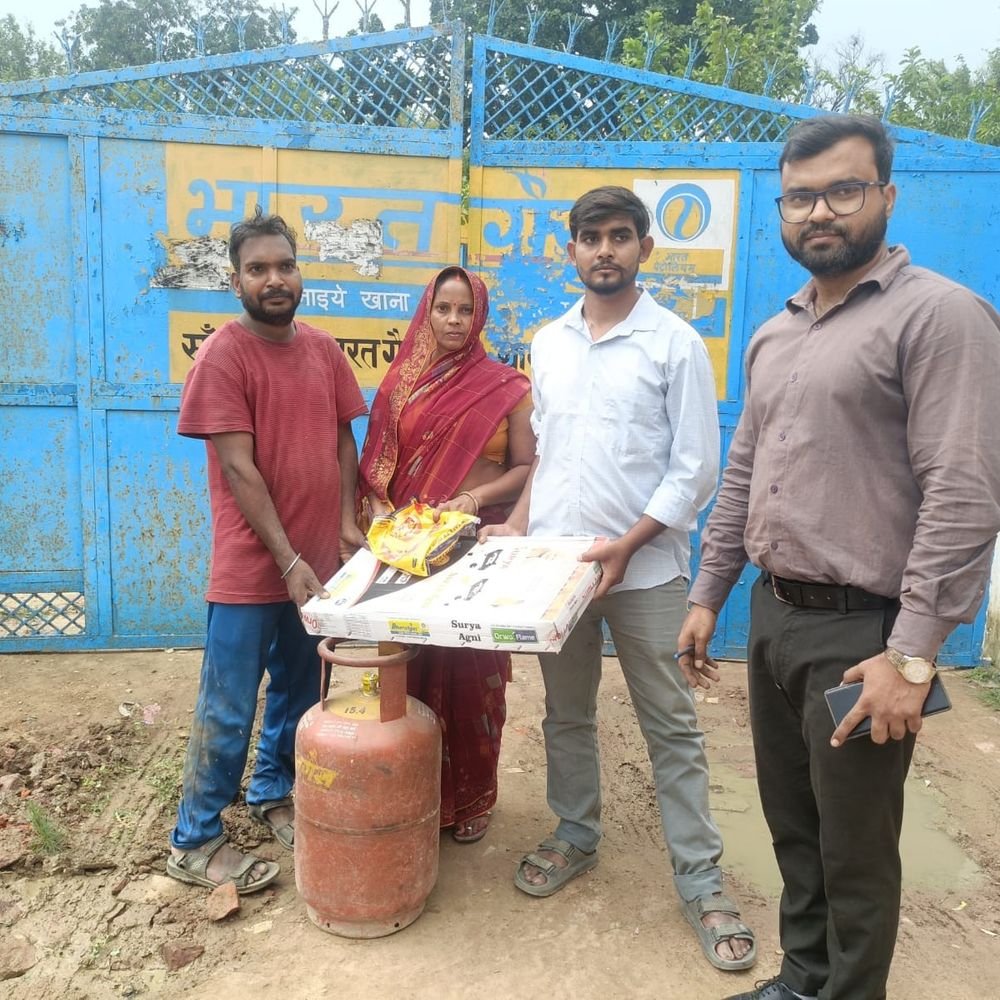 DM की जनसुनवाई में उषा देवी को मिला सिलेंडर:अमेठी में शिकायत के बाद तत्काल हुआ समाधान
