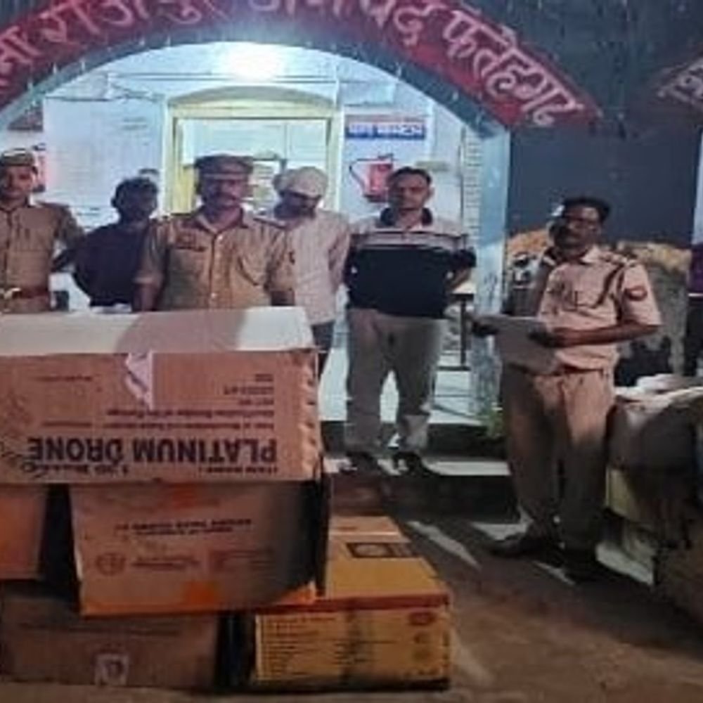 राजेपुर में 5 लाख अवैध पटाखे जब्त, 4 आरोपी गिरफ्तार:एक्सपायर लाइसेंस पर आइसक्रीम प्लांट में छिपाकर रखा था जखीरा, मुकदमा दर्ज