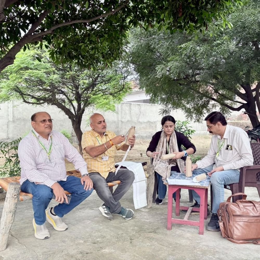हापुड़ में डेयरी पर खाद्य सुरक्षा विभाग का छापा:क्रीम, दूध, दही और रिफाइंड के नमूने जांच को भेजे
