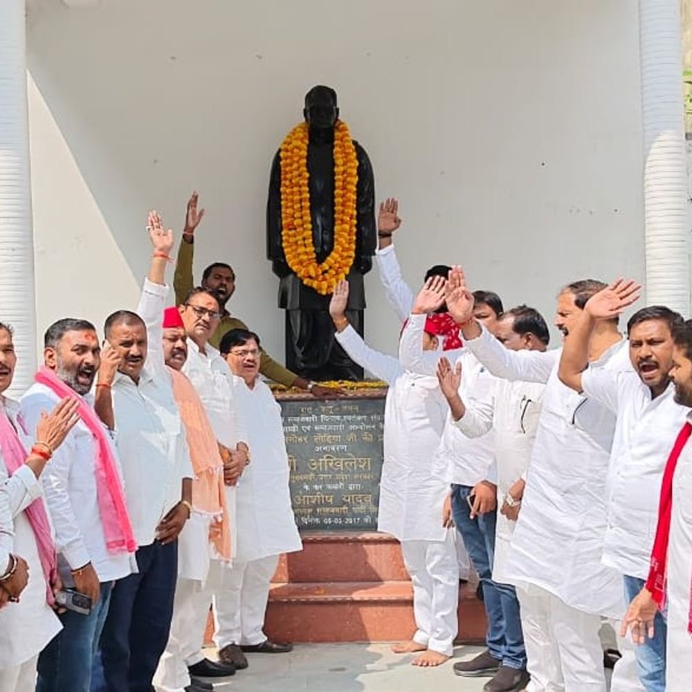 सपा कार्यालय में डॉ. लोहिया की पुण्यतिथि मनाई:प्रतिमा पर फूल चढ़ाए गए और समाजवादी विचारधारा पर चर्चा हुई