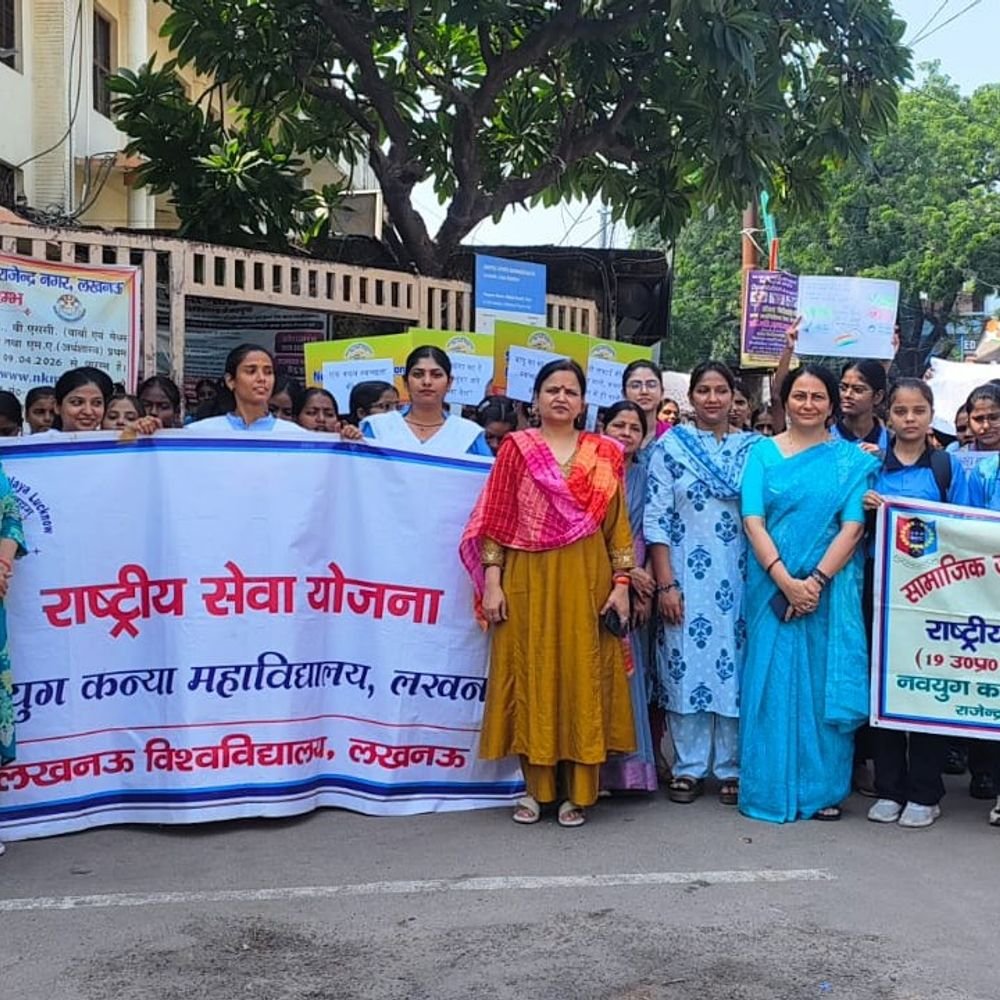नवयुग कन्या महाविद्यालय में गांधी-शास्त्री जयंती मनाई गई:छात्राओं ने रैली निकालकर स्वच्छता और नशामुक्ति का संदेश दिया, श्रमदान का संकल्प लिया