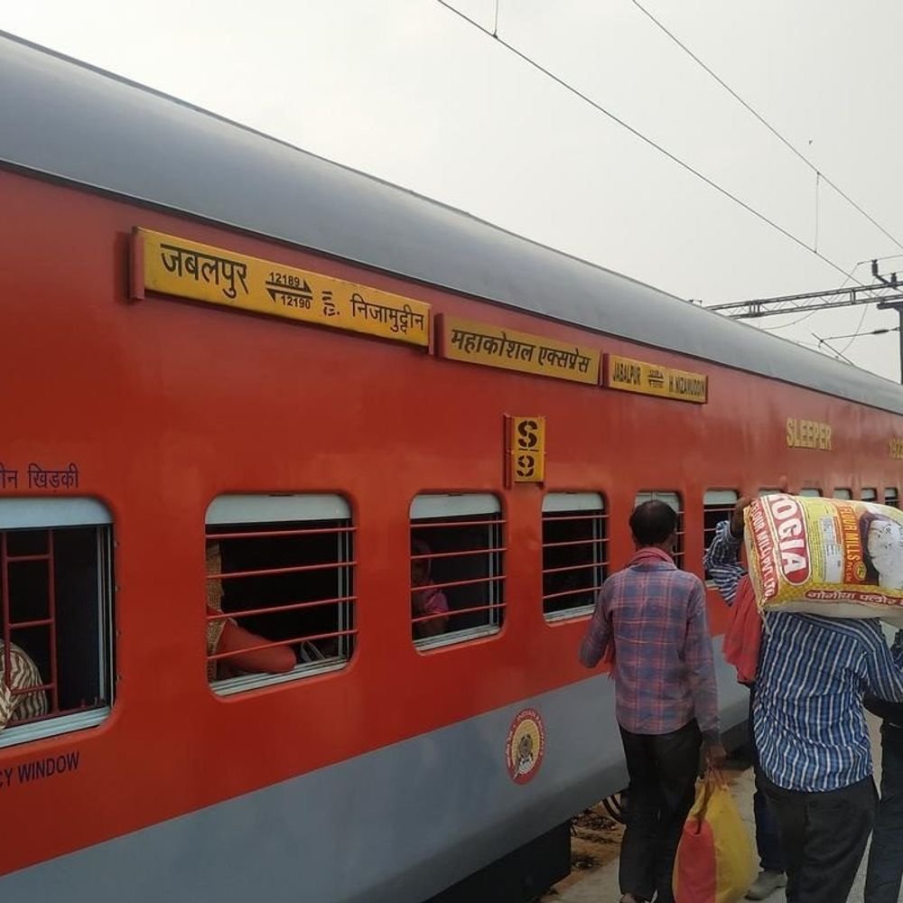 दिल्ली में जाम के कारण रेलवे ने कई ट्रेनें रद्द:चित्रकूट से गुजरने वाली संपर्क क्रांति और महाकौशल एक्सप्रेस भी शामिल