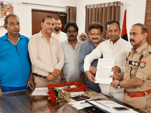 व्यापार मण्डल ने DCP ट्रैफिक से की मुलाकात:व्यापारी बोले- सड़क किनारे न खड़ी हो बसें, ई-रिक्शा संचालन नियमानुसार चलवाने की मांग
