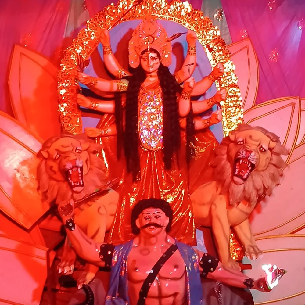 मां जगदम्बा देवी का मुख दर्शन कार्यक्रम:पनियरा में दर्शन को उमड़े श्रद्धालु, जयकारों से गूंजा मंदिर परिसर