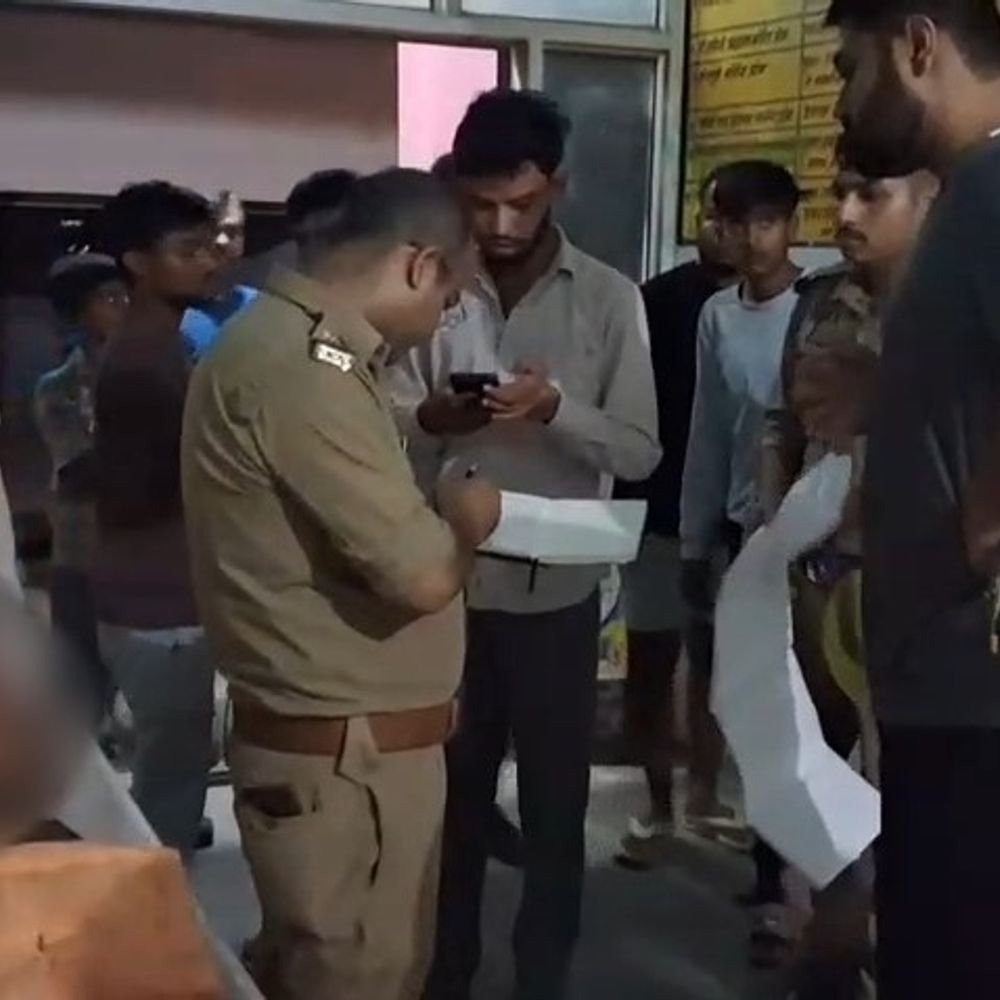 मैनपुरी में पशु को बचाने में अनियंत्रित हुई होंडा सिटी:23 साल के युवक की मौत, मां गंभीर घायल; चंडीगढ़ से अयोध्या जा रहे थे मां-बेटे
