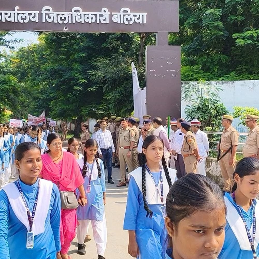 बलिया में मिशन शक्ति की जागरूकता रैली:डीएम-एसपी ने दिखाई हरी झंडी, कानूनी अधिकारों की जानकारी दी