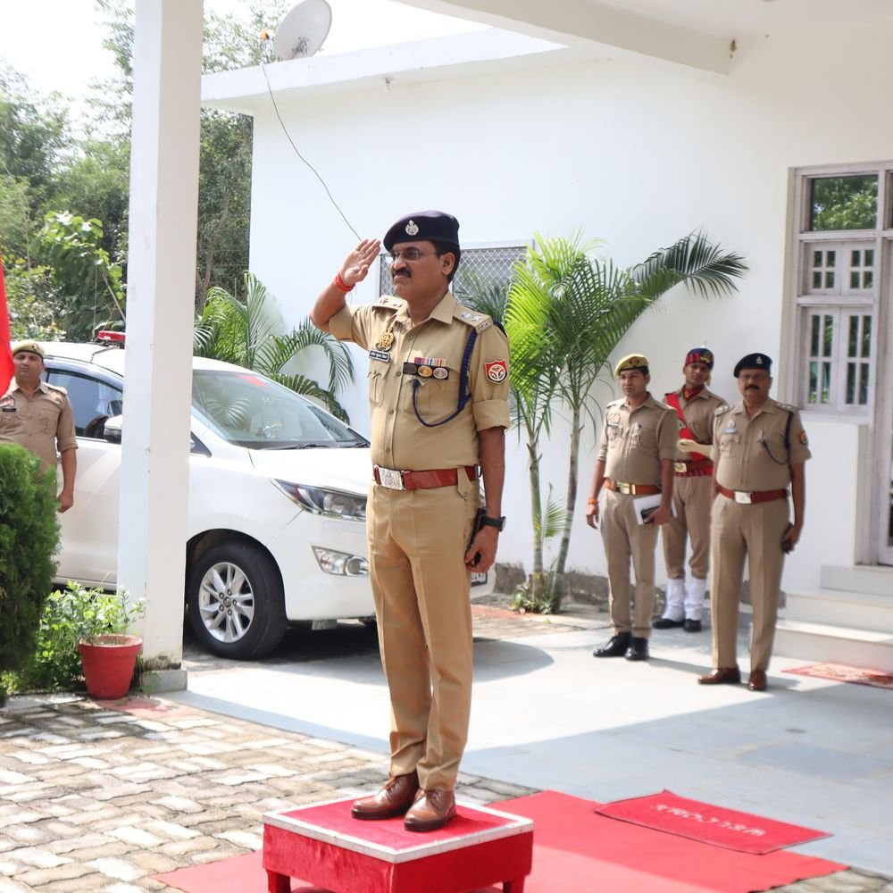 मऊ के नवागत एसपी ने संभाला कार्यभार:अपराधियों पर लगेगा अंकुश, महिला-बाल सुरक्षा और साइबर अपराध पर रहेगा फोकस
