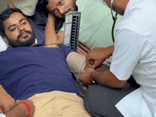 इविवि में आमरण अनशन चौथे दिन भी जारी:2 छात्रों की हालत बिगड़ी, अस्पताल में भर्ती