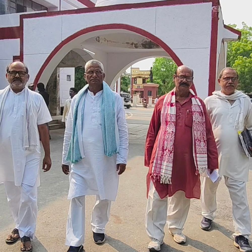 मऊ RTO कार्यालय पर अवैध वसूली के आरोप:किसान नेताओं ने DM को सौंपा ज्ञापन, बिना कागजात बस-ट्रकों को संरक्षण देने का दावा