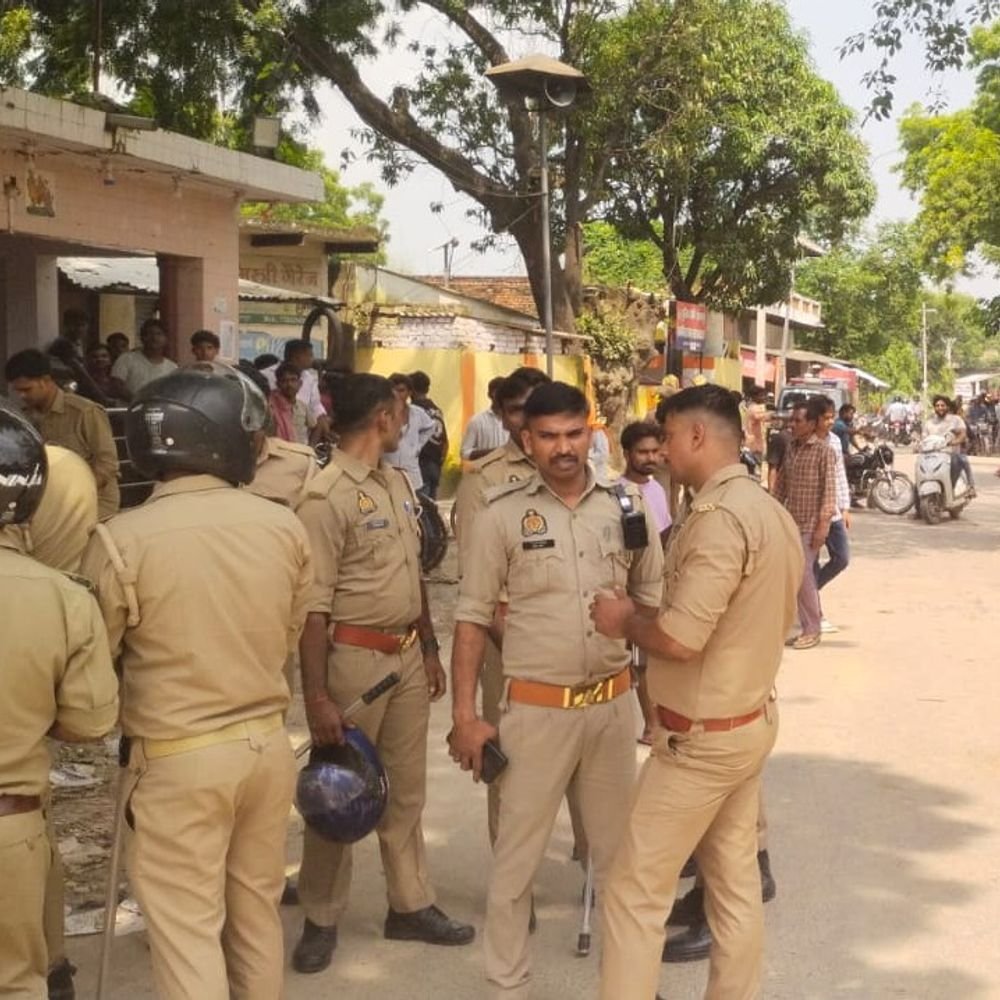 दुराचार के आरोपियों की गिरफ्तारी न होने पर ग्रामीण नाराज:पुलिस ने लाठीचार्ज कर प्रदर्शनकारियों को खदेड़ा, 2 घंटे ठप रहा रास्ता