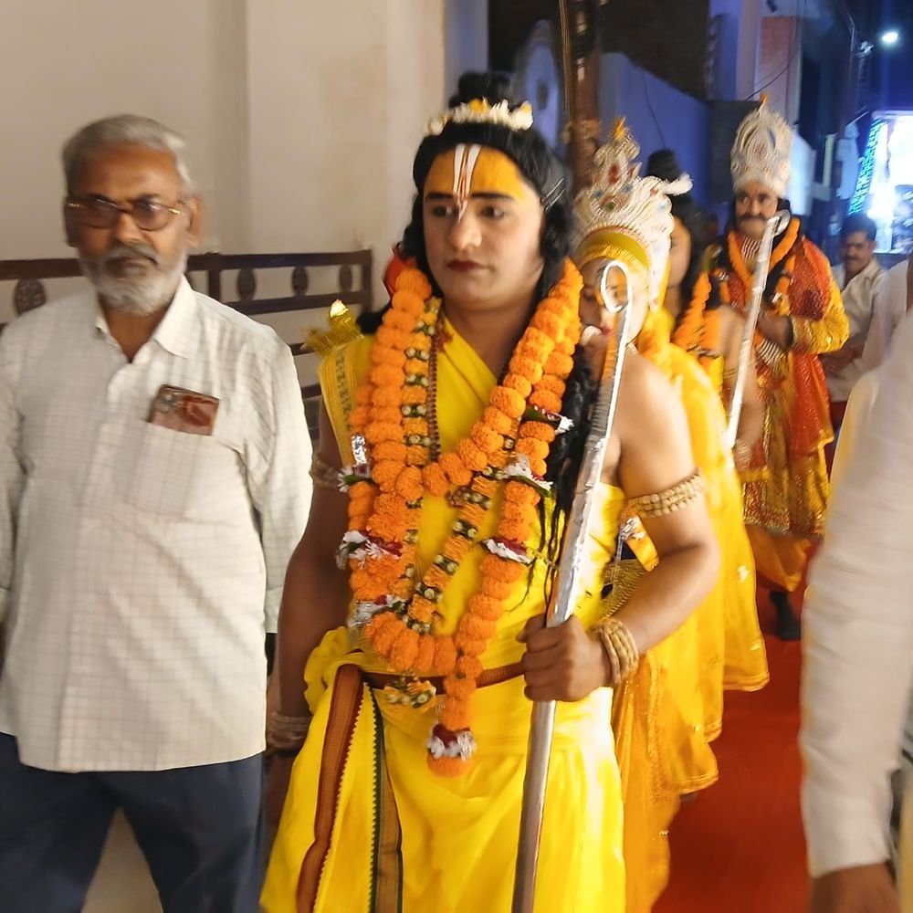रामलीला में भगवान श्रीराम, लक्ष्मण और सीता की पदयात्रा निकली:मैनपुरी में भक्तों ने जगह-जगह आरती उतारी और पुष्प वर्षा की