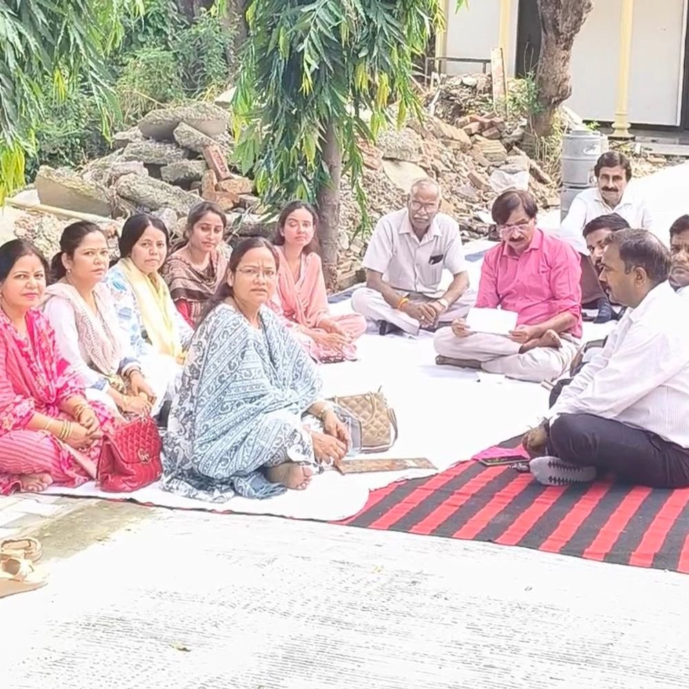 बरेली कॉलेज में शिक्षकों का धरना स्थगित:सांसद छत्रपाल गंगवार और विधायक संजीव अग्रवाल की बातचीत के बाद मिला आश्वासन