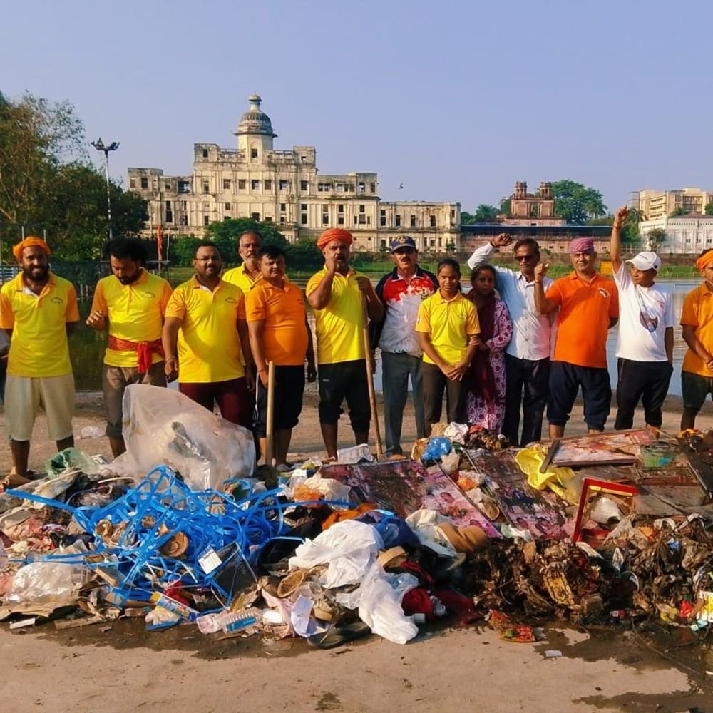 गोमती नदी की तलहटी से 10 क्विंटल कचरा निकाला:प्लास्टिक, पॉलीथीन, बोतलें और मूर्तियां मिलीं; स्वच्छ पर्यावरण सेना ने चलाया अभियान