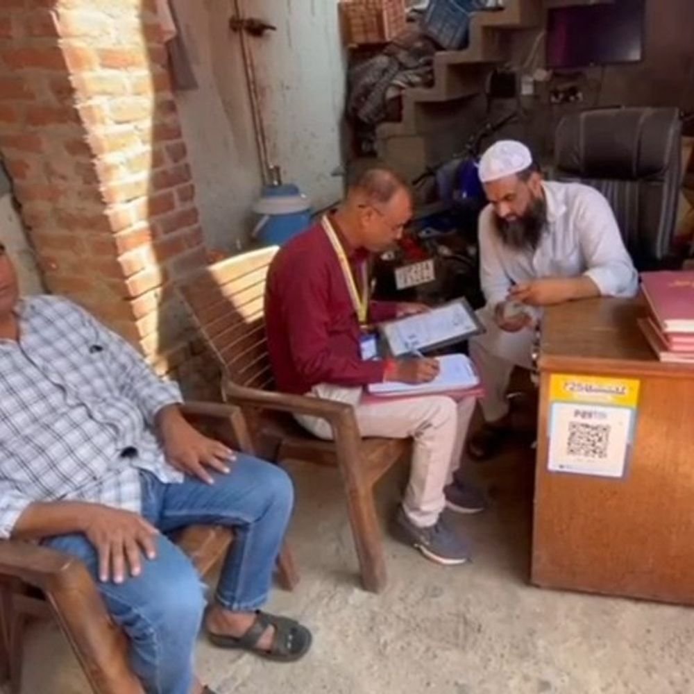 फलों के गोदामों पर छापेमारी, कार्बाइड से पकाने की जांच:अमरोहा में नवरात्र में मिलावट रोकने के लिए खाद्य सुरक्षा विभाग का अभियान
