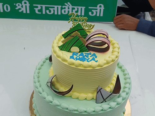 अयोध्या में मनाया गया राजा भैया के जन्मदिन:जिला अस्पताल में मरीजों को फल वितरित किए, कुष्ठ आश्रम में जरूरतमंदों को दिए उपहार