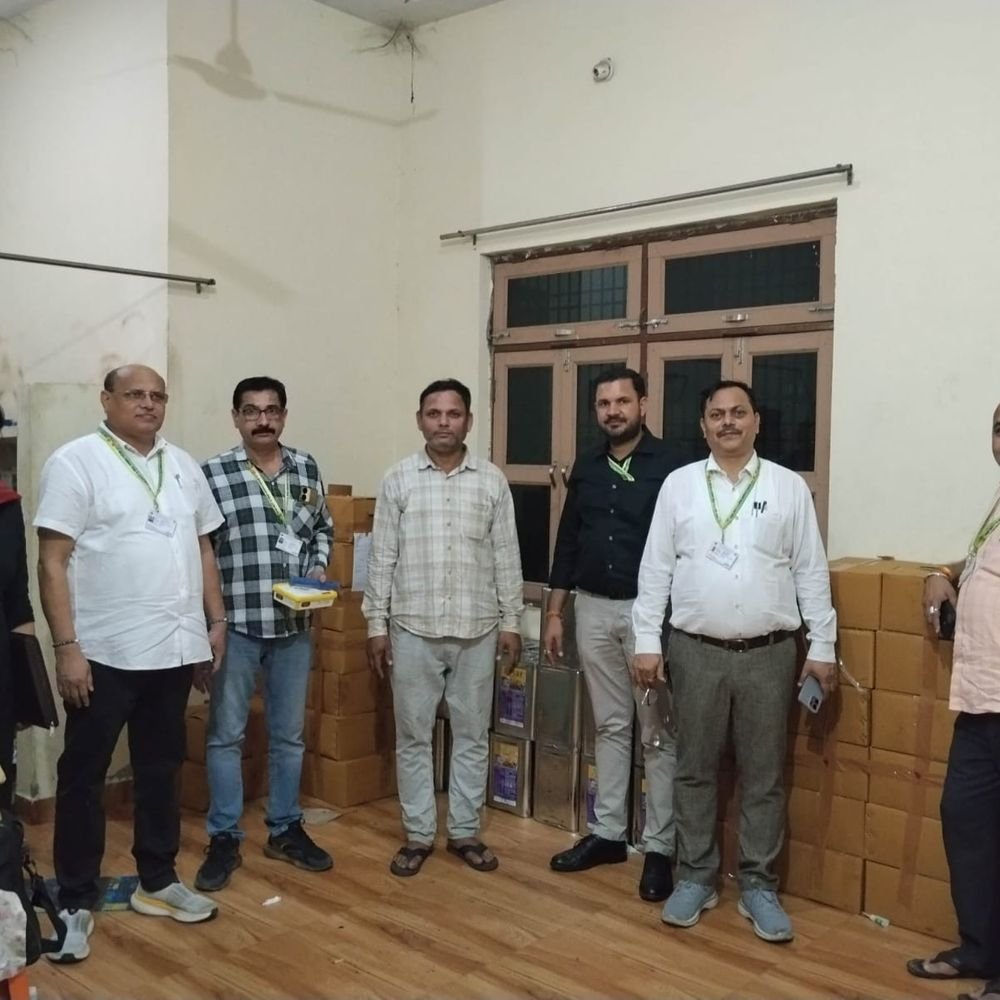 हापुड़ में वेजिटेबल फैट यूनिट पर टीम ने मारा छापा:4.70 लाख का कुकिंग मीडियम जब्त, जांच के लिए 3 नमूने लिए