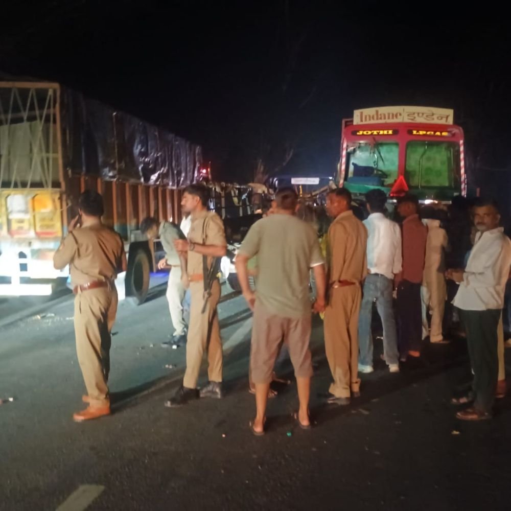 सिलेंडर भरे ट्रक से भिड़ी ट्रैक्टर-ट्रॉली, 15 घायल:बुलंदशहर में ज्योत लेने जा रहे थे सभी श्रद्धालु, गंभीर युवती अलीगढ़ रेफर