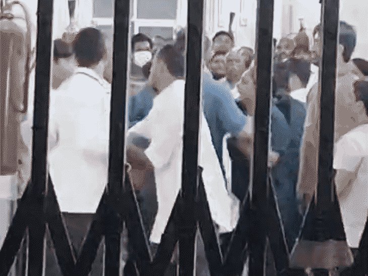 तीमारदारों को पीटने वाले डॉक्टरों पर 50 हजार जुर्माना:BRD मेडिकल कॉलेज में जमकर हुई थी मारपीट, वायरल हो रहा था VIDEO