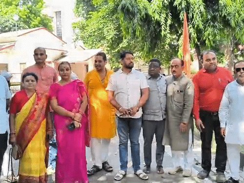 सदन में अभद्रता मामले में पुलिस कमिश्नर से मिले 15-पार्षद:नवीन पंडित बोले- छोटी-मोटी बातें होती रहती हैं, विधानसभा में तो सिर फट जाते हैं