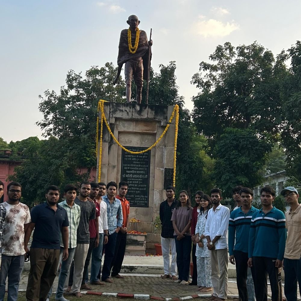 लखनऊ विश्वविद्यालय में गांधी-शास्त्री जयंती पर श्रद्धांजलि:कार्यकर्ताओं ने प्रतिमाओं पर पुष्प अर्पित कर आदर्शों को किया याद